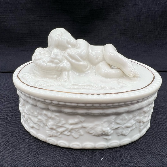 Belleek Other - Belleek Cherub Trinket Box in Cream